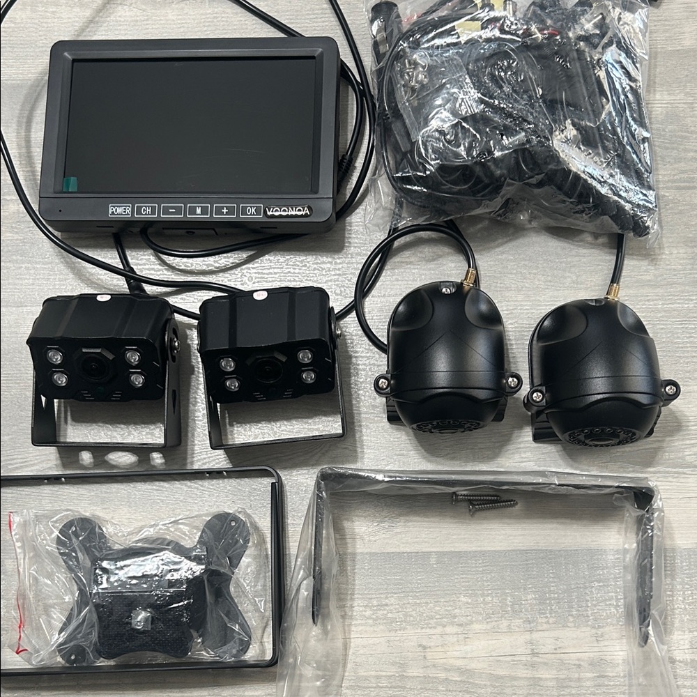VOONOA 7" Wireless RV Cameras System (4 Cameras) NEW